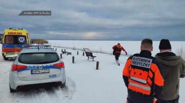 Mężczyzna unosił się na wodach Zatoki Puckiej