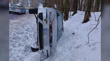 Chwila nieuwagi i samochód wylądował na boku