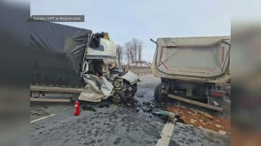 Zderzenie busa i samochodu ciężarowego