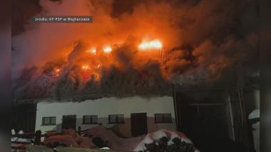 Pożar dużego budynku gospodarczego