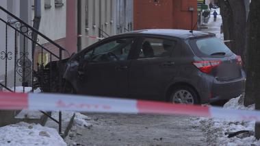 Zjechała z drogi i uderzyła w budynek