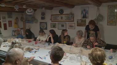 Wyjątkowe bombki powstają w Helu 