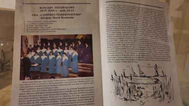 Pamiątki wieloletniej działalności chóru na wystawie w muzeum
