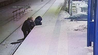 Mężczyzna spadł z peronu